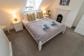 Light airy 3 bed Town Cntr flat 700m to the Beach